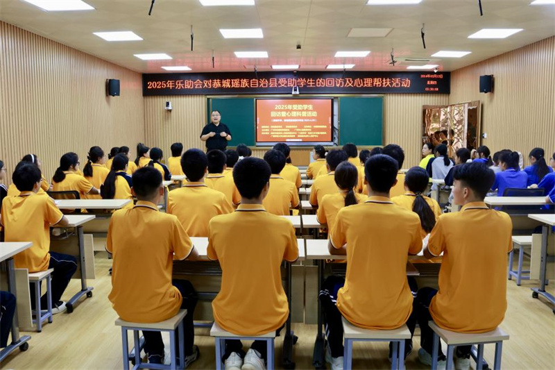 恭城中學(xué)講座現(xiàn)場(劉志歡 攝).jpg 恭城中學(xué)講座現(xiàn)場(劉志歡 攝).jpg