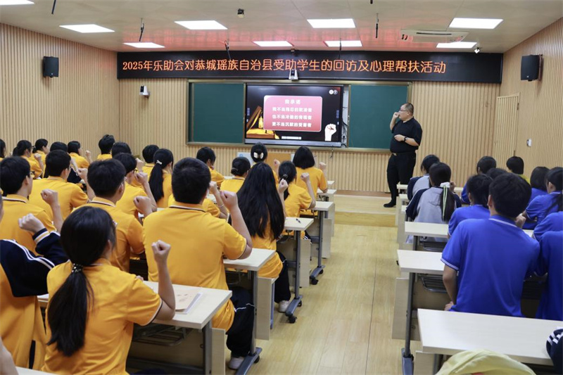 潘老師引導(dǎo)同學(xué)們宣誓(劉志歡 攝).jpg 潘老師引導(dǎo)同學(xué)們宣誓(劉志歡 攝).jpg