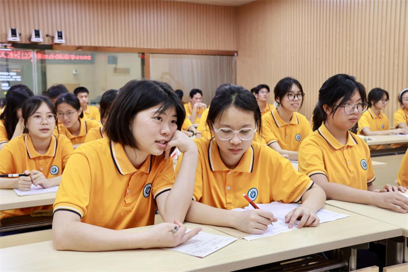 同學(xué)們在老師的引導(dǎo)下互動(dòng)交流(劉志歡 攝).jpg 同學(xué)們在老師的引導(dǎo)下互動(dòng)交流(劉志歡 攝).jpg