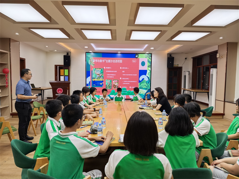 3.“讀書與做書”主題沙龍進(jìn)校園第一期活動(dòng)現(xiàn)場(chǎng).jpg 3.“讀書與做書”主題沙龍進(jìn)校園第一期活動(dòng)現(xiàn)場(chǎng).jpg