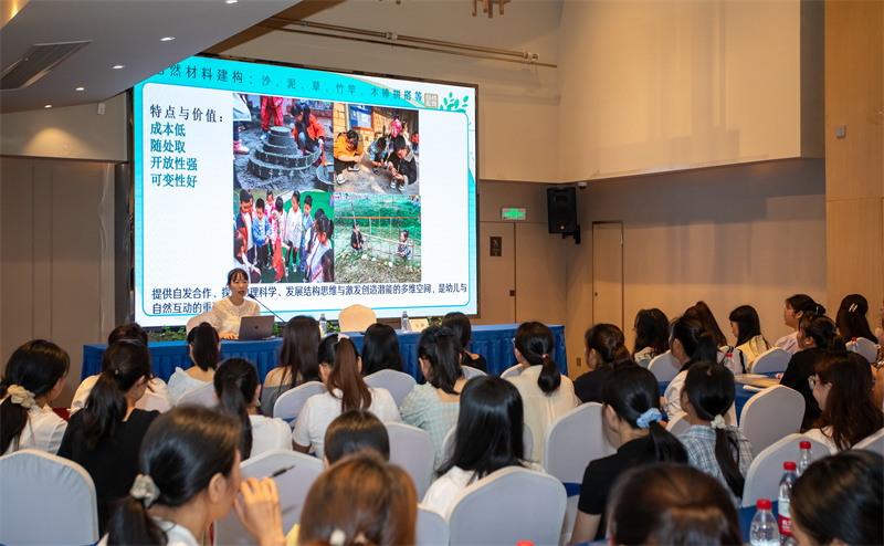 3老師們在“建構(gòu)游戲”現(xiàn)場1.jpg 3老師們在“建構(gòu)游戲”現(xiàn)場1.jpg