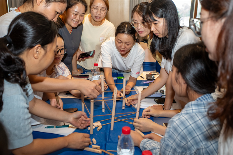 4老師們在“建構(gòu)游戲”現(xiàn)場2.jpg 4老師們在“建構(gòu)游戲”現(xiàn)場2.jpg