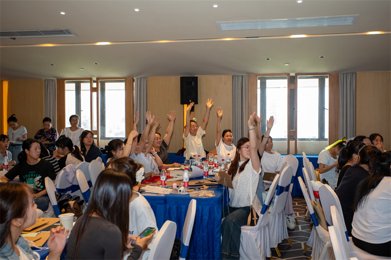 5老師們在“表演游戲”現(xiàn)場1.jpg 5老師們在“表演游戲”現(xiàn)場1.jpg