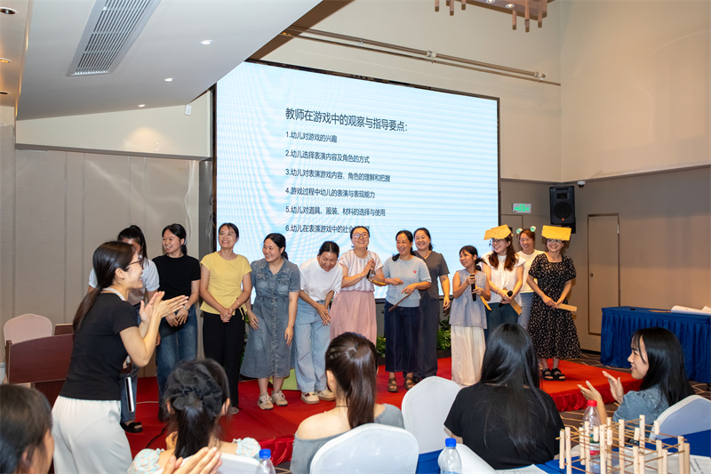 6老師們在“表演游戲”現(xiàn)場2.jpg 6老師們在“表演游戲”現(xiàn)場2.jpg