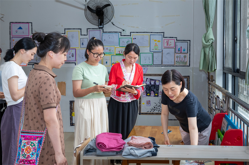 7謝彬教研員在項(xiàng)目組的陪同下進(jìn)行入園指導(dǎo).jpg 7謝彬教研員在項(xiàng)目組的陪同下進(jìn)行入園指導(dǎo).jpg