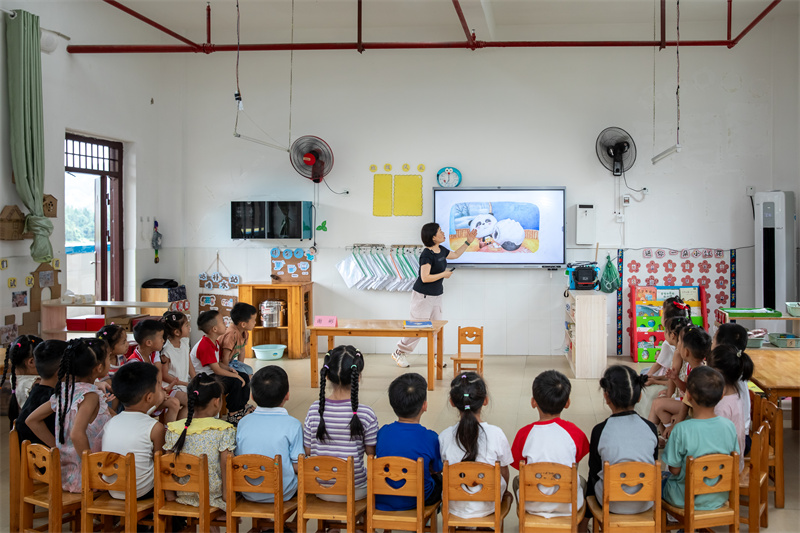 8特色閱讀活動中熱情專注的小朋友1.jpg 8特色閱讀活動中熱情專注的小朋友1.jpg