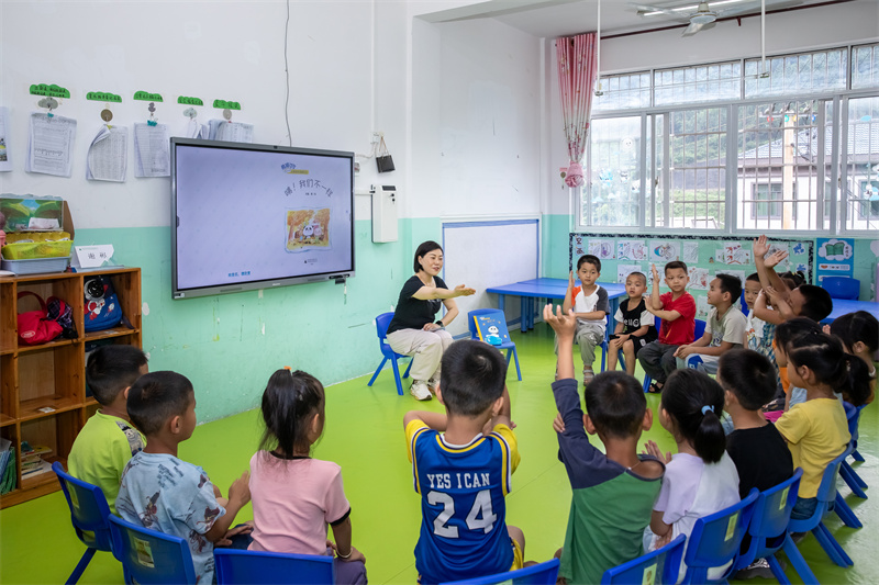 9特色閱讀活動中熱情專注的小朋友2.jpg 9特色閱讀活動中熱情專注的小朋友2.jpg