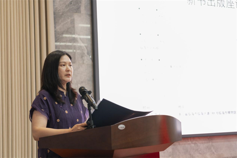 《王舟瑤稿本文獻(xiàn)叢編》編委會代表、主編之一，臺州學(xué)院教務(wù)處副處長張燕致辭  鄭斌斌 攝.jpg