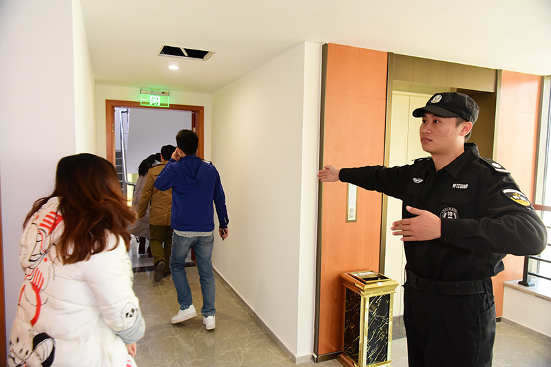 員工按消防通道有序撤離（李顯楊攝）.JPG