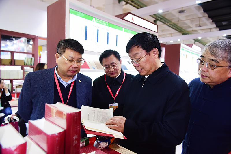 國(guó)家新聞出版廣電總局黨組成員、副局長(zhǎng)、國(guó)家版權(quán)局專職副局長(zhǎng)周慧琳視察集團(tuán)公司展位3.JPG