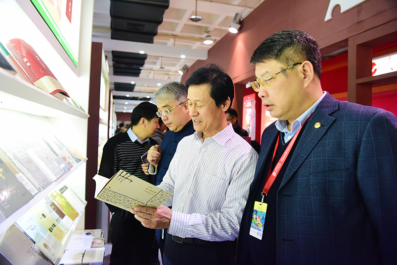 自治區(qū)新聞出版廣電局黨組成員、副局長(zhǎng)朱為范集團(tuán)公司展位1.JPG