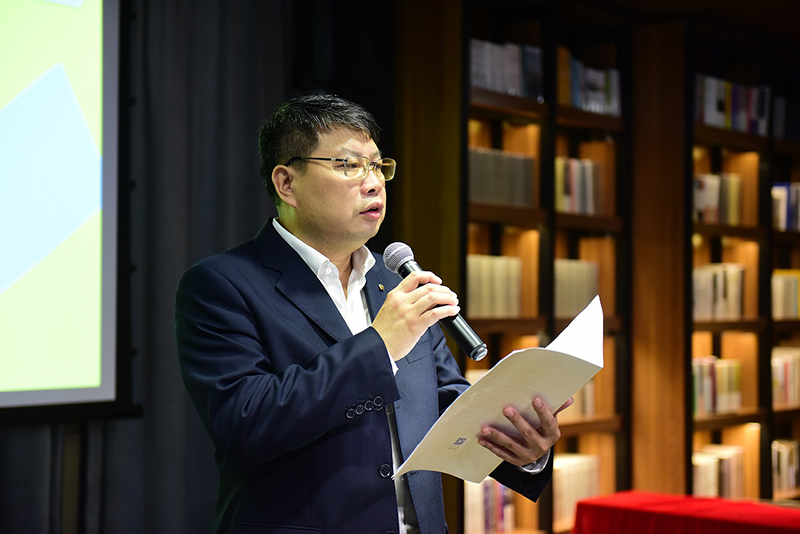 廣西師范大學(xué)出版社集團(tuán)有限公司黨委書(shū)記、董事長(zhǎng)張藝兵致辭（李顯楊 攝）.jpg