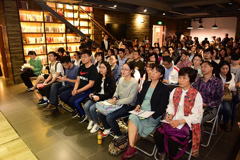 現(xiàn)場觀眾認真聆聽施展的演講（李顯楊攝）.JPG