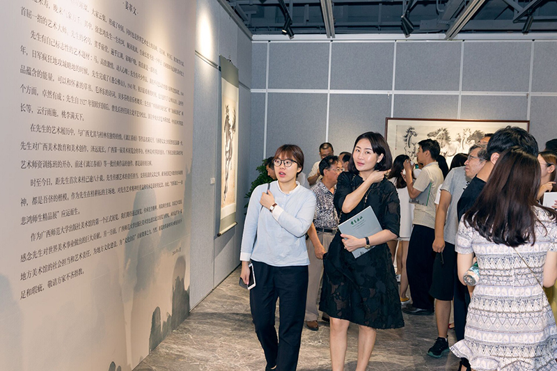 市民參觀畫(huà)展2（黃珊虎攝）.jpg