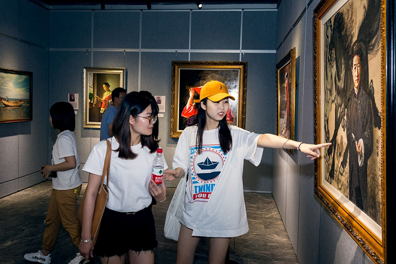 市民參觀畫(huà)展（黃珊虎攝）.jpg