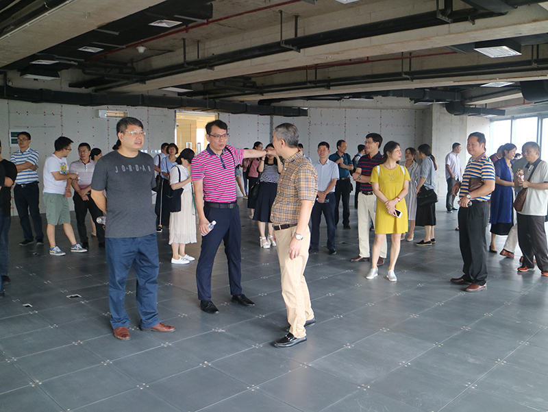 與會(huì)人員參觀五象新區(qū).JPG