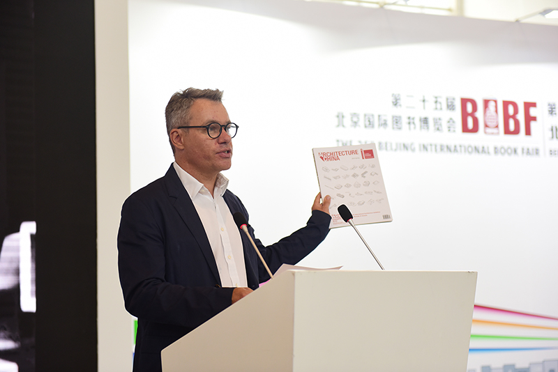 James Smith先生宣布《建筑中國》雜志創(chuàng)刊.JPG