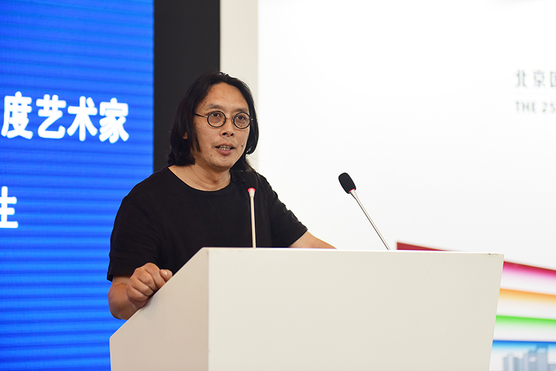 書籍裝幀設(shè)計師、圖書策劃人、南京師范大學(xué)書文化研究中心主任朱贏椿.JPG