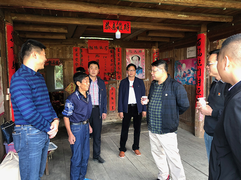 1集團(tuán)公司黨委書記、董事長張藝兵與對(duì)口幫扶家庭村民羅富書親切交談.jpg