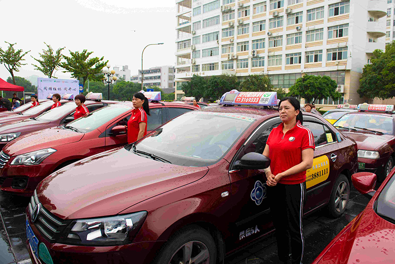 桂林市出租車協(xié)會(huì)“巾幗車隊(duì)”（李顯楊攝）.jpg