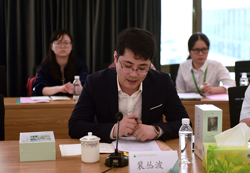 季羨林讀書會(huì)秘書長裴叢波發(fā)言（廖茹畫攝）.jpg