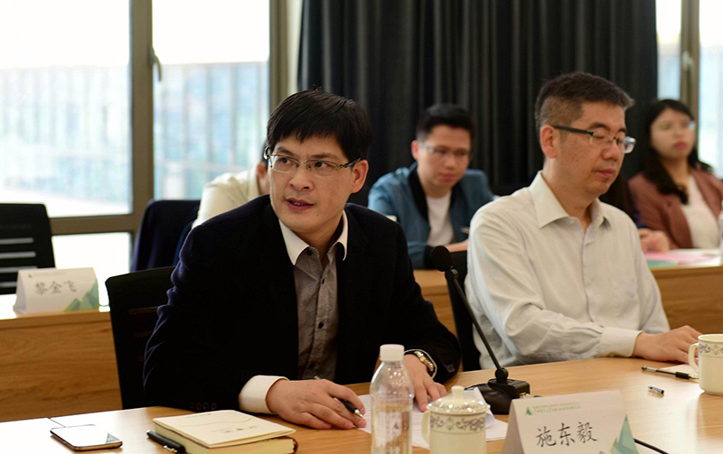 廣西師范大學(xué)出版社集團(tuán)有限公司副總裁施東毅主持研討會(huì)（廖茹畫攝）.jpg