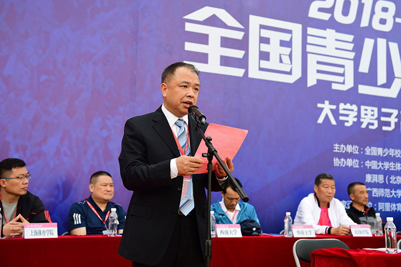 廣西師范大學(xué)黨委副書(shū)記趙鐵主持開(kāi)幕式（李顯楊 攝）.JPG
