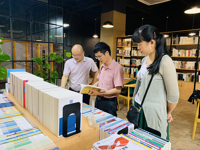 獨(dú)秀書房·玉師店教材巡展現(xiàn)場(chǎng).jpg