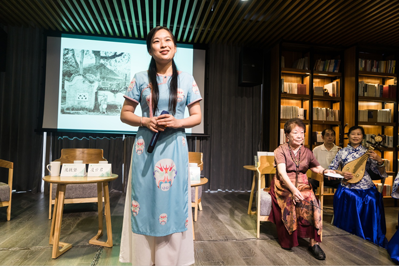 3陸絮彬現(xiàn)場演唱《漓江煙雨》，何紅玉打碟（落霞攝）.png