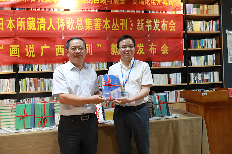 廣西師范大學(xué)出版社向玉林師范學(xué)院贈(zèng)書(shū)（孔小東攝）.jpg