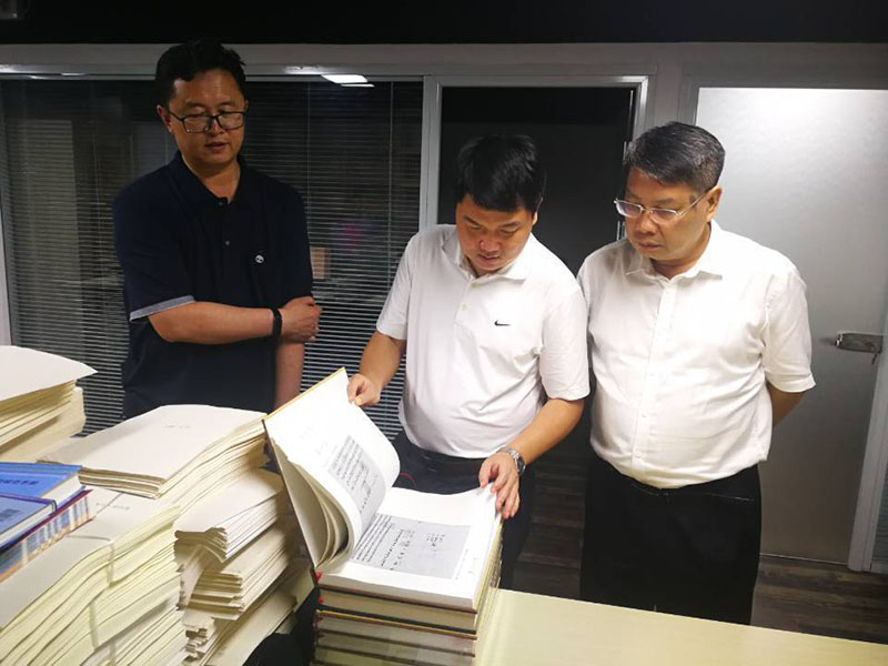 校黨委常委、總會計(jì)師李英利（左二）在內(nèi)蒙古公司北京出版中心檢查工作.jpg