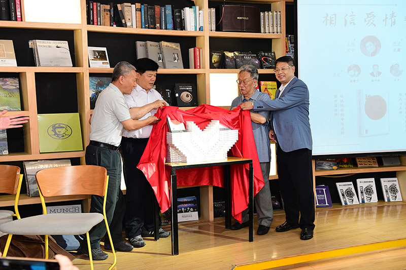 王蒙、聶震寧、鄔書林、張藝兵共同為《生死戀》新書揭幕（李顯楊 攝）.jpg