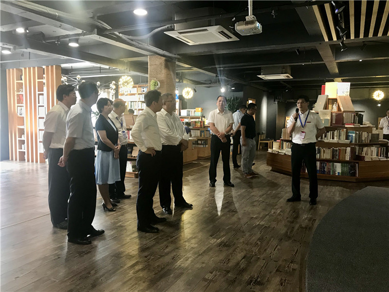 領(lǐng)導(dǎo)們聽(tīng)取廣西師范大學(xué)出版社集團(tuán)副總裁施東毅對(duì)獨(dú)秀書(shū)房的介紹 (1).jpg
