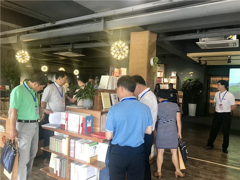領(lǐng)導(dǎo)們參觀獨(dú)秀書(shū)房·育才店 (1).jpg