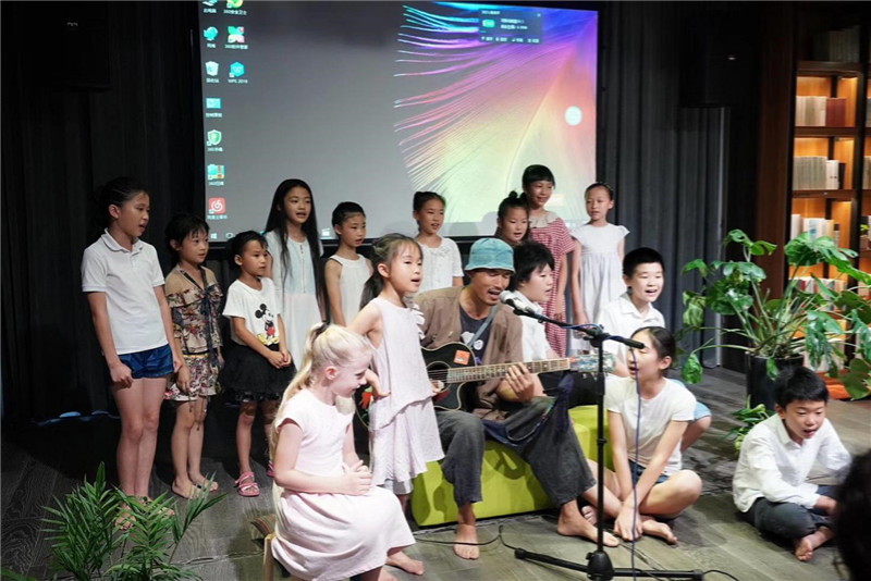 岜農(nóng)與森林谷小學(xué)彈唱會(huì)及《低頭種地，抬頭唱歌》新書發(fā)布.jpg
