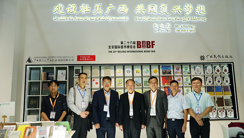 校黨委副書記趙鐵（中）在集團公司廣西展團展位視察（陳子鋒攝）.JPG