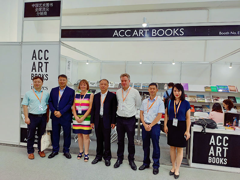 校黨委副書記趙鐵（中）到廣西師大出版社集團海外公司——英國ACC出版集團展位視察（陳子鋒攝）.jpg