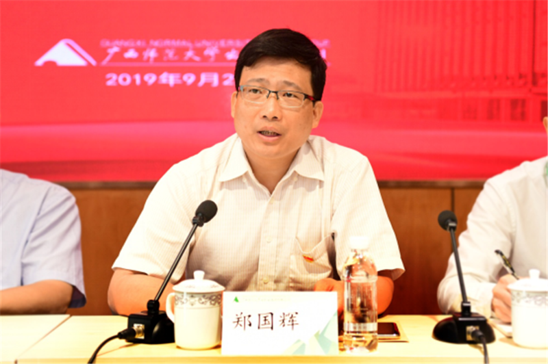 鄭國輝代表學(xué)校督導(dǎo)組作指導(dǎo)講話.png
