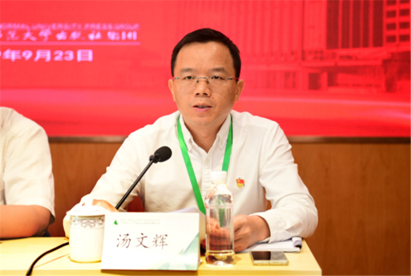 集團(tuán)公司黨委副書記、總編輯湯文輝主持會議.png