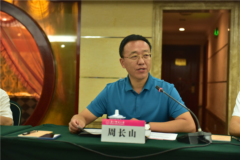 廣西師范大學(xué)教務(wù)處處長(zhǎng)、《廣西通史》（十卷本）主編周長(zhǎng)山教授介紹編撰情況（郭倩 攝）.JPG