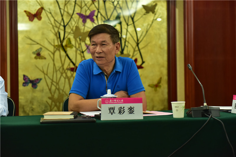 廣西壯學(xué)會(huì)會(huì)長(zhǎng)、廣西民族研究中心研究員覃彩鑾發(fā)言（郭倩 攝）.JPG