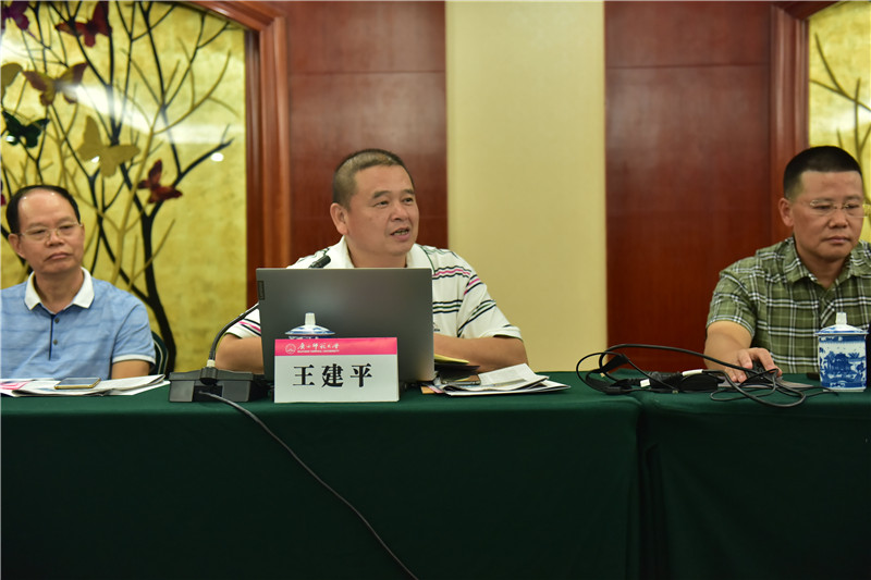 廣西社會(huì)科學(xué)院文化研究所所長(zhǎng)、研究員王建平發(fā)言（郭倩 攝）.JPG