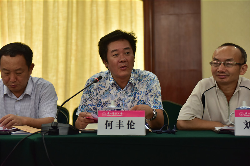 新華社廣西分社經(jīng)濟(jì)信息采訪部主任何豐倫發(fā)言（郭倩 攝）.JPG