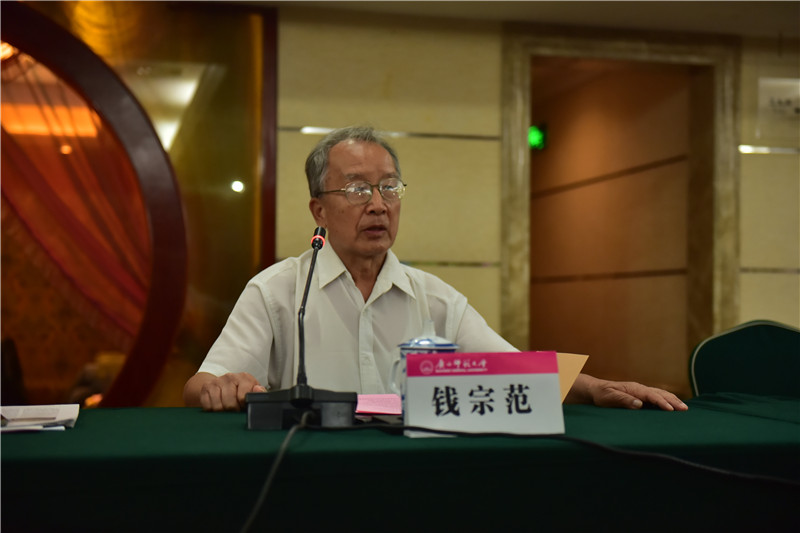 廣西師范大學(xué)歷史文化與旅游學(xué)院教授、《廣西通史》第六卷清代卷（1644—1840）負(fù)責(zé)人錢(qián)宗范發(fā)言（郭倩 攝）.JPG