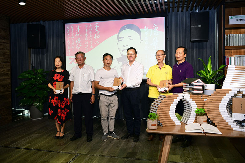 向灌陽(yáng)縣史志辦、縣新華書(shū)店、唐景崧后人代表贈(zèng)書(shū)（左起灌陽(yáng)縣史志辦主任史秋瑩，作者文崇禮，灌陽(yáng)縣新華書(shū)店經(jīng)理劉毅，廣西師大出版社黨委副書(shū)記、總編輯湯文輝，唐氏后人代表唐國(guó)光，桂林市政協(xié)副主席王德明）（李顯楊攝）.JPG
