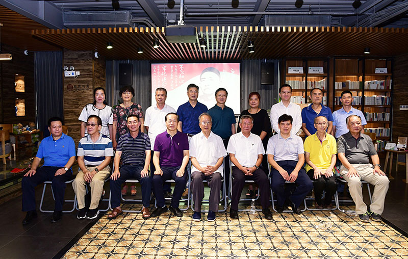 桂林市相關(guān)單位領(lǐng)導(dǎo)，唐景崧同胞三翰林研究會(huì)專(zhuān)家，廣西師大、廣西師大出版社領(lǐng)導(dǎo)合影（李顯楊攝）.JPG