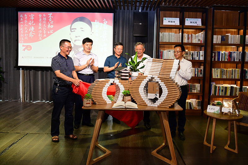 新書(shū)揭幕（左起灌陽(yáng)縣人大常委會(huì)副主任袁高明，廣西師大校黨委常委、紀(jì)委書(shū)記莫坷，桂林市社科聯(lián)主席隆斌，作者文崇禮，廣西師大出版社黨委副書(shū)記、總編輯湯文輝）（李顯楊攝）.JPG