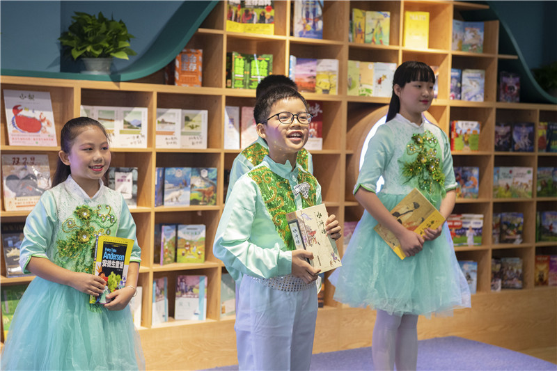 卓然小學(xué)學(xué)生現(xiàn)場(chǎng)表演詩(shī)歌朗誦《一路書(shū)香，一路陽(yáng)光》2（李顯楊攝）.jpg