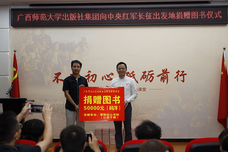 江西于都公益組織雩陽初心書院捐贈(zèng)價(jià)值5萬元圖書 （黃國(guó)生 攝）.jpg