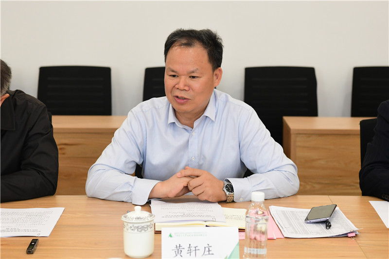 集團(tuán)公司黨委書記、董事長黃軒莊作工作匯報(bào).jpg